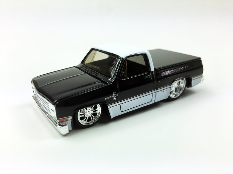 MAISTO - BOSSCO EXCLUSIVE 1987 CHEVY SILVERADO 1500 "BLACK & WHITE"