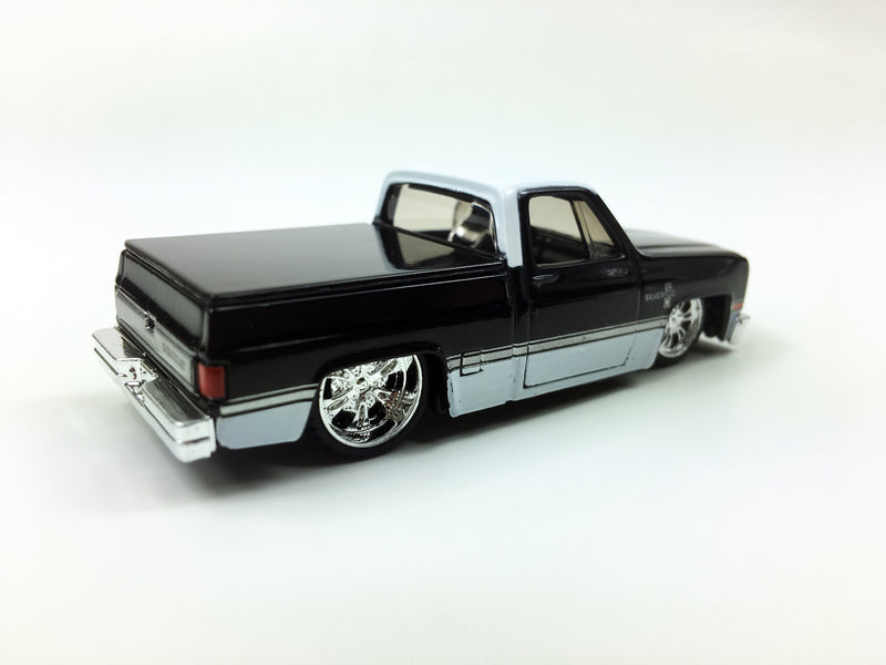 MAISTO - BOSSCO EXCLUSIVE 1987 CHEVY SILVERADO 1500 "BLACK & WHITE"